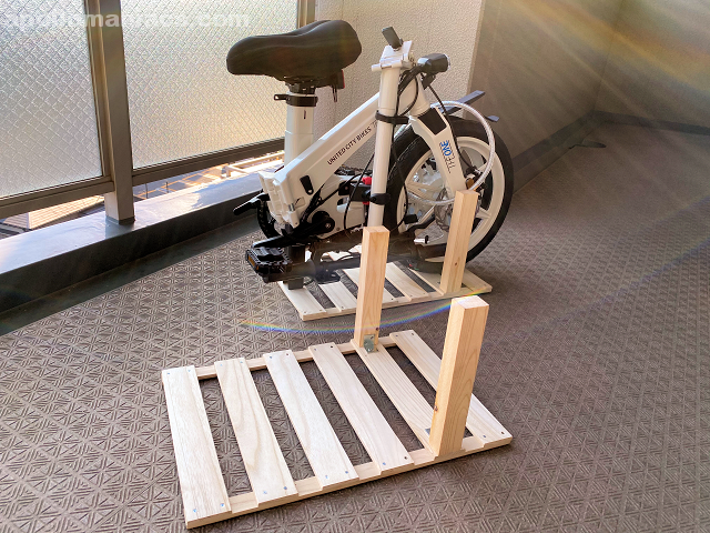 手作りの折り畳み自転車用スタンド。